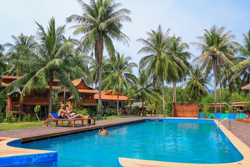 The Ford Sunset Beach Resort Wok Tum Exterior photo